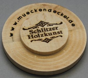 Der Mückendeckel mit dem Schlitzer Stadtwappen