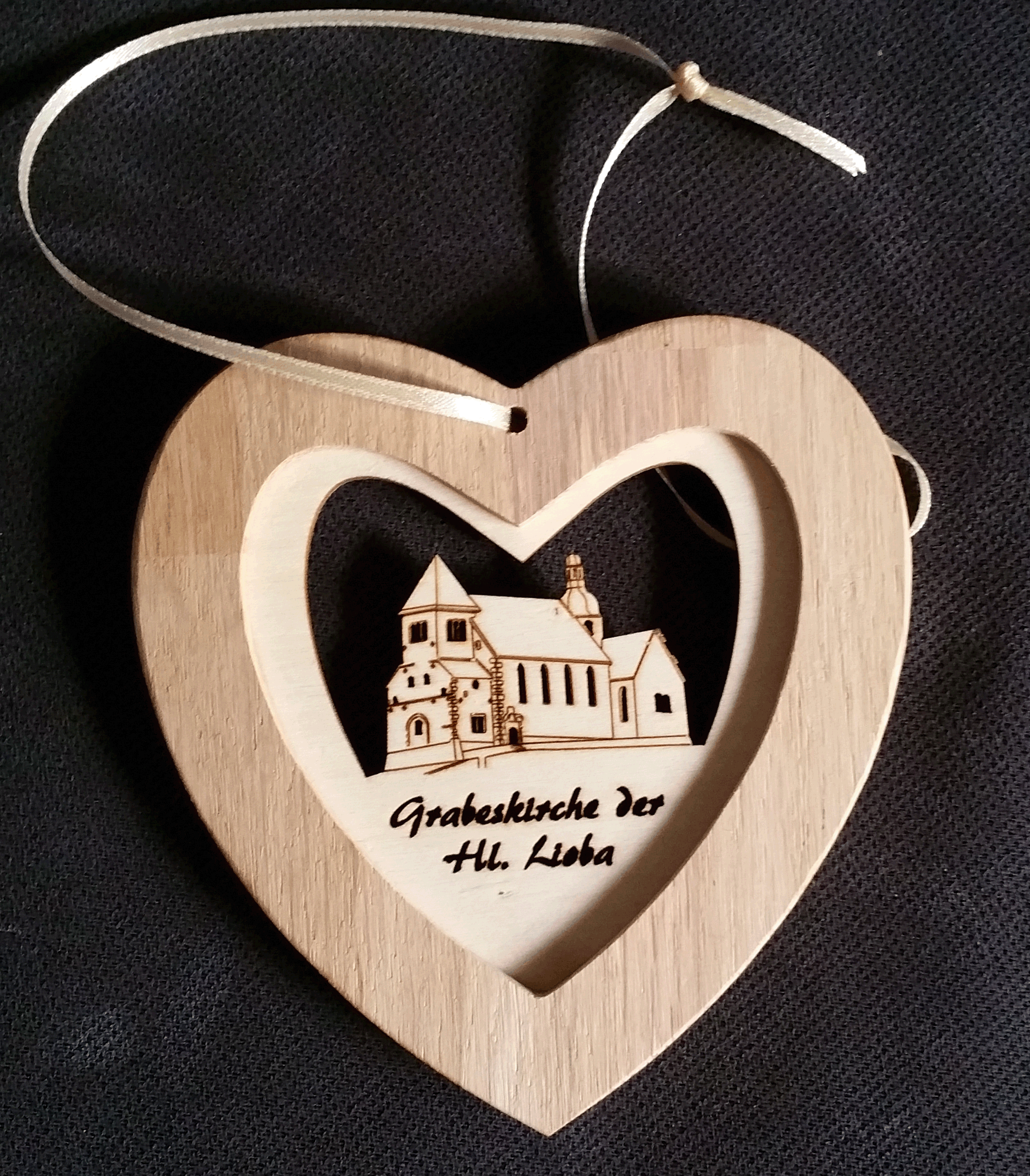 Schwibbogen Deko Und Mehr Baumhanger Herzform Aus Holz Mit Lasereinlage Grabeskirche Der Hl Lioba Mit Band Zum Aufhangen Abm Ca 115 X 1 Mm Kopie