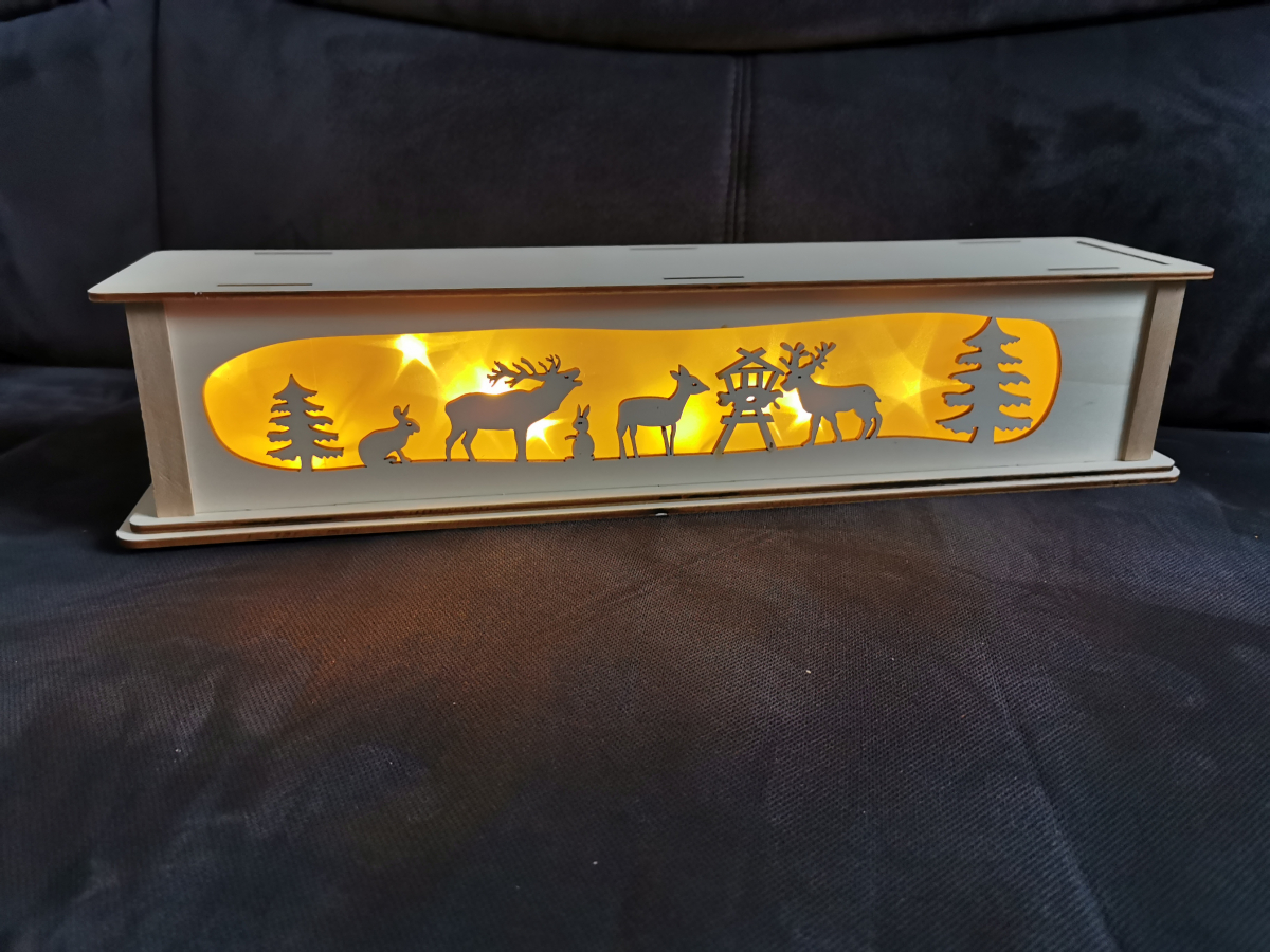 Schwibbogen Unterstellbank"Rehe an der Futterkrippe und Schneemannfiguren"48 x 10 x 13 cm mit LED, Batterie u. Netzbetrieb