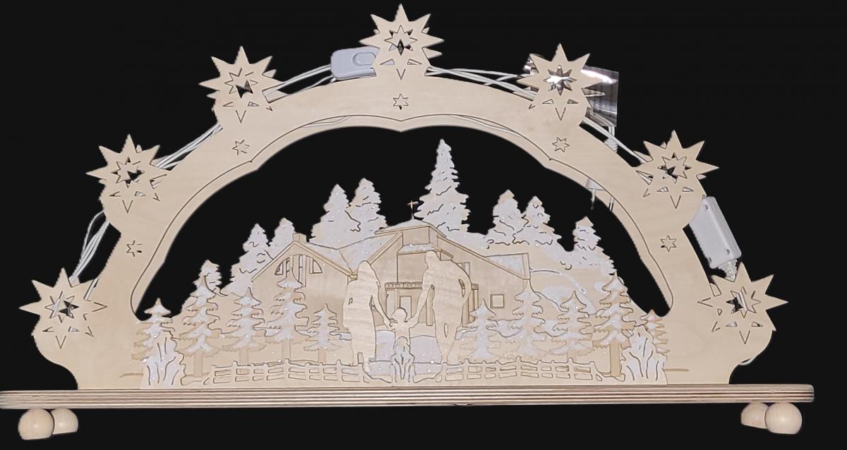 Drei Personen im Schnee.