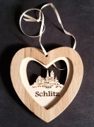 Baumhänger "Herzform aus Holz" mit Lasereinlage Schlitz" Burgenblick Schlitz" mit Band zum Aufhängen.Abm. ca. 115 x 120 mm
